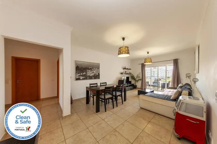 C02 - Luxury 3 Bed With Pool View - Image 1