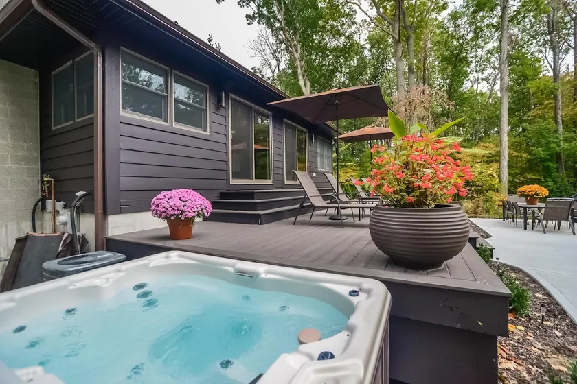 Private large yard close to town hot tub Lake - Image 1