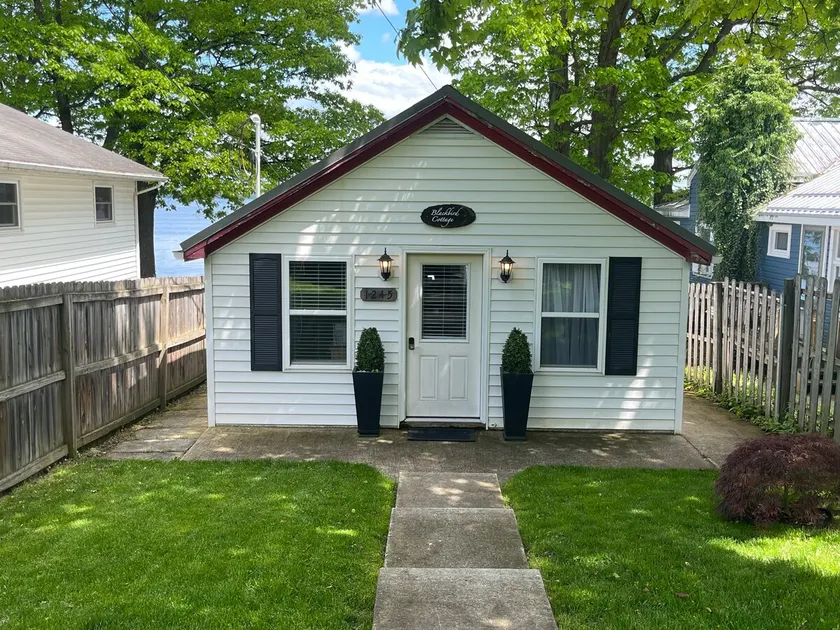 Blackbird Cottage, 2 bed lakefront on Seneca - Image 1