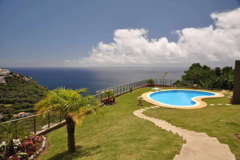 Plaza Bay Luxury Apartment with Swimming Pool - Image 1