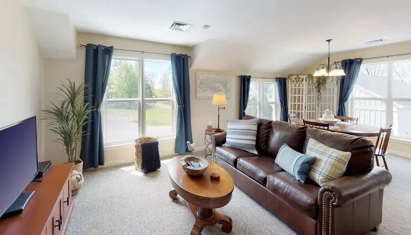 1 Bdrm Pet friendly Rental/ Walkable to Village - Image 1