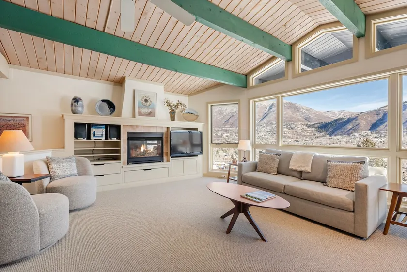 Shadow Mountain Unit 19, Charming Ski-In, Ski-Out Condo with Great Views and Pool Access - Image 1