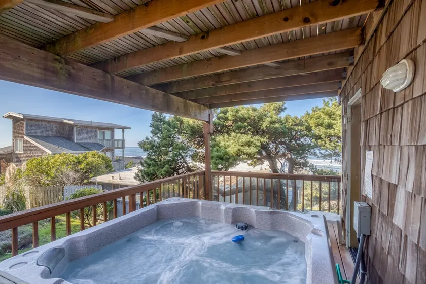 Roads End Ocean View Home med Hot Tub-To Fuld Køkken - Image 1