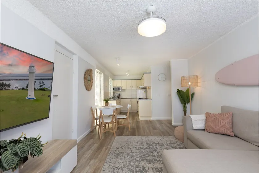 Totally Beachin' Two bed, prime holiday location walk to everything! - Image 1