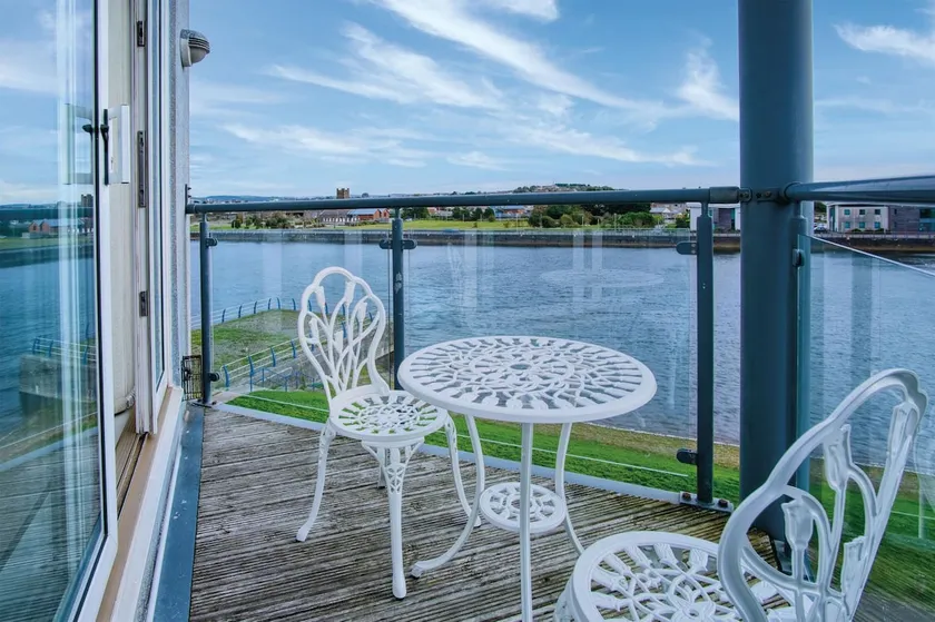 The Penthouse - 3 Bedroom Apartment - Llanelli - Image 1