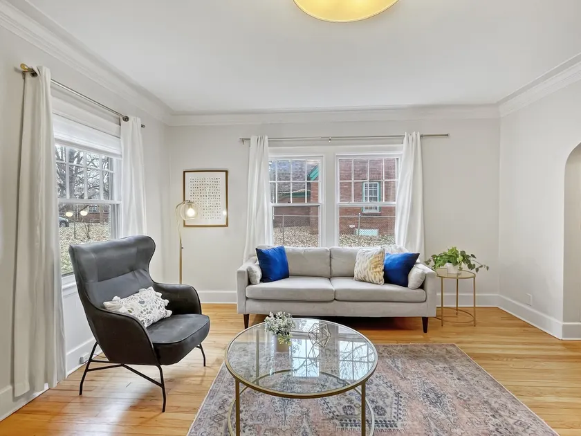 Modern 3BR Duplex – Side A • Near Drake University - Image 1