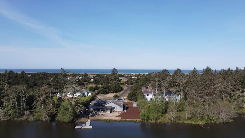 Oregon Coast Lakefront Oasis - Image 1