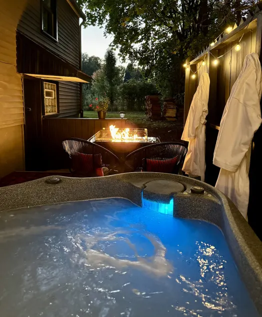 Romantic Suite Private Hot Tub - Image 1