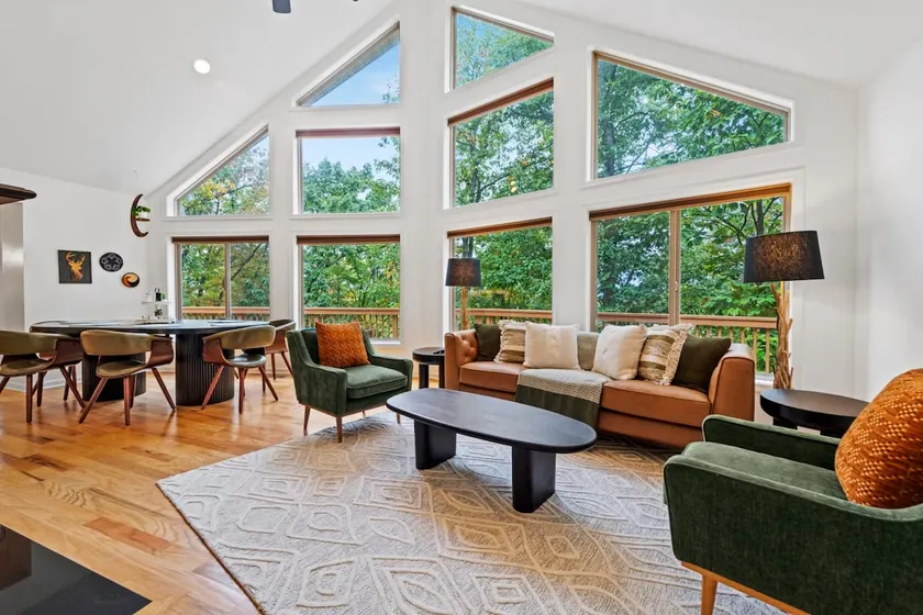 Hot tub, prime leaf peeping and more! Gorgeous 4BR - Image 1