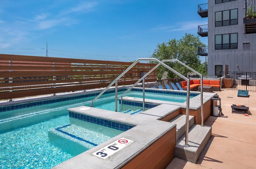 2 Br Dwntwn Apt With Hot Tub - Image 1
