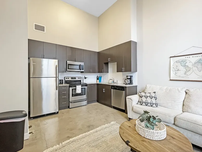 Large 1 Bed apt in the Heart of Downtown - Image 1