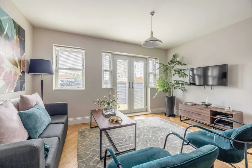 Modern 2 Bed Oasis - Private parking & Garden - By Tempstay - Image 1