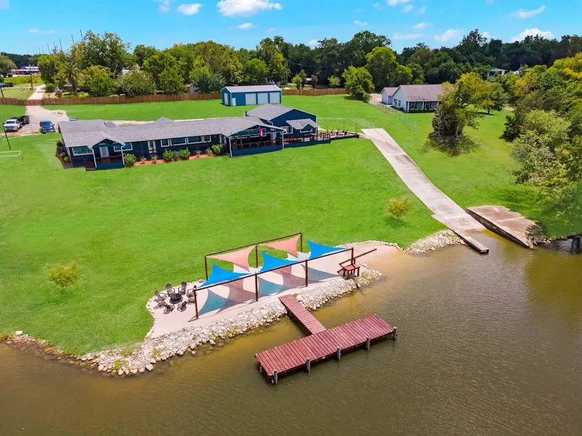【Waterfront Home Boat Ramp Dock Pool & b-ball】 - Image 1