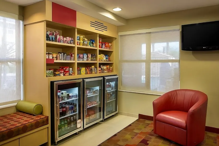 Convenient Suite with Outdoor Pool And Kitchen - Image 1