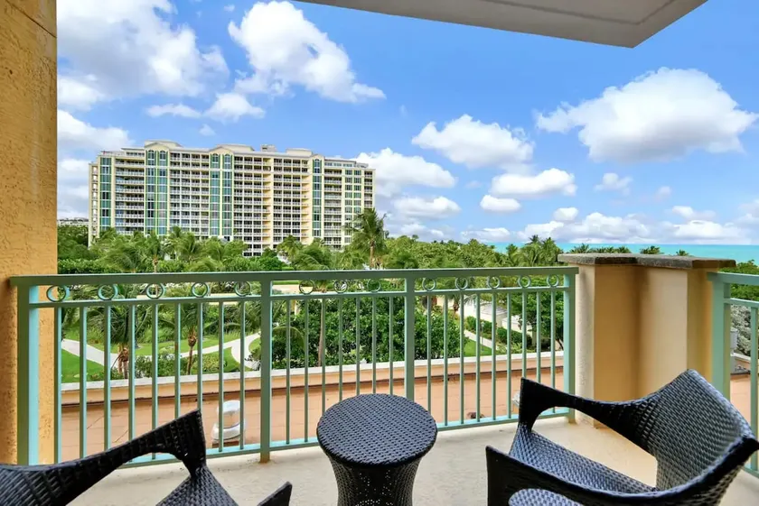 Beachfront Apt w/ Stunning Views - Image 1