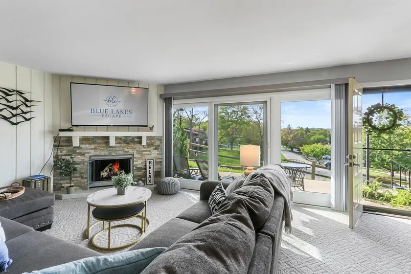 Lake Geneva Retreat, Fireplace, Pool, WiFi - Image 1