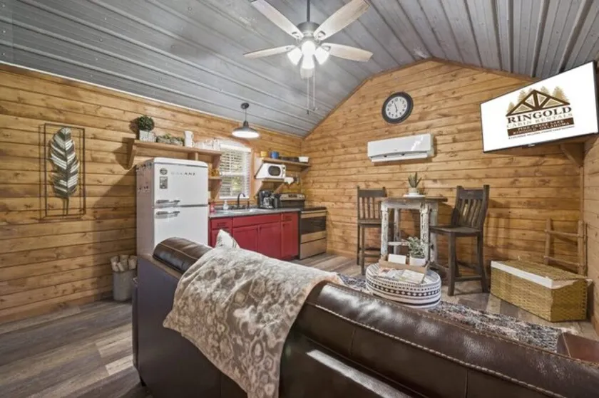 ”Playin Hooky” full kitchen, outdoor fire Pit, - Image 1
