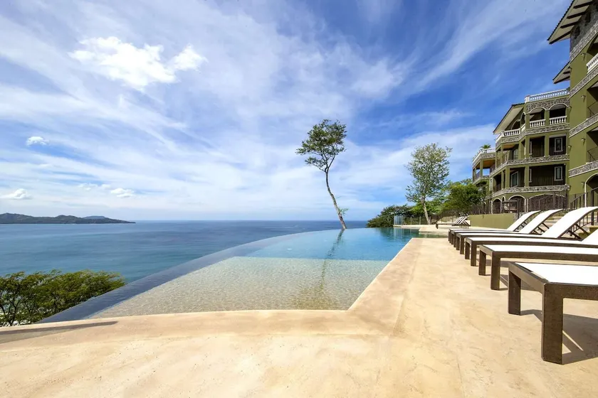 Flamingo Bliss: Ocean-View Condo in Luxury Complex - Image 1