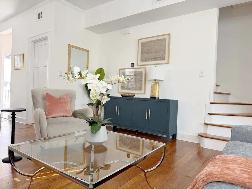 Airy 3-Floor Downtown Getaway-Private Driveway - Image 1