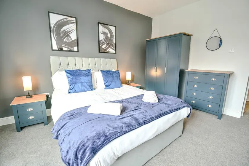 Station Apartment Large 3 Bedrooms - Workstays UK - Image 1