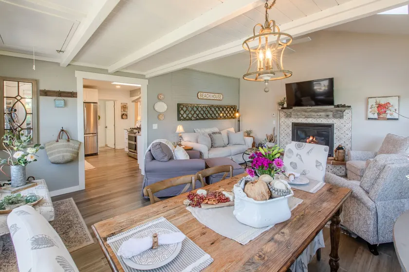 Chic Cottage, Walk to Beach and Town - Image 1