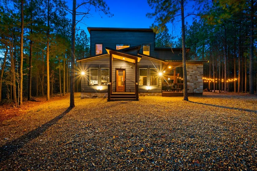 Chic Cabin: Hot Tub, 2 King En-Suites & Fireplaces - Image 1