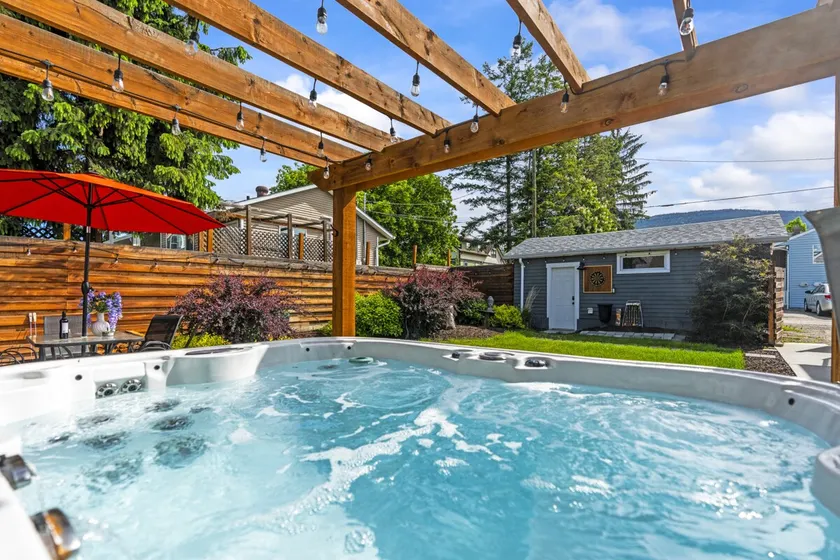 Heritage Home, Sleeps 8, Hot Tub, Near Downtown - Image 1