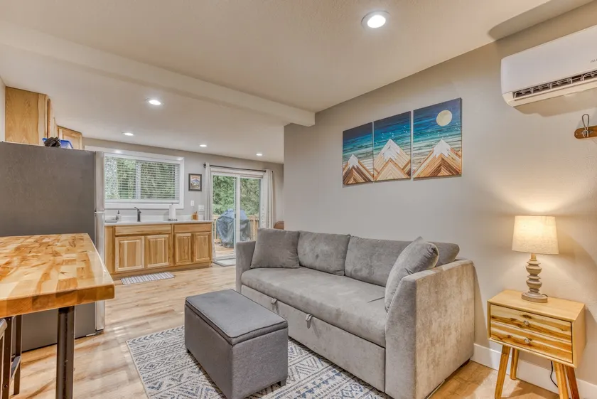 Pet-Friendly, Private BBQ Deck - Mt Air Unit 7 - Image 1
