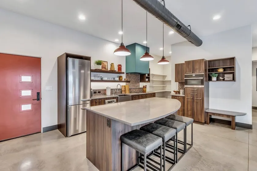 Luxurious, Modern 2 Bed Downtown Star Studio - Image 1