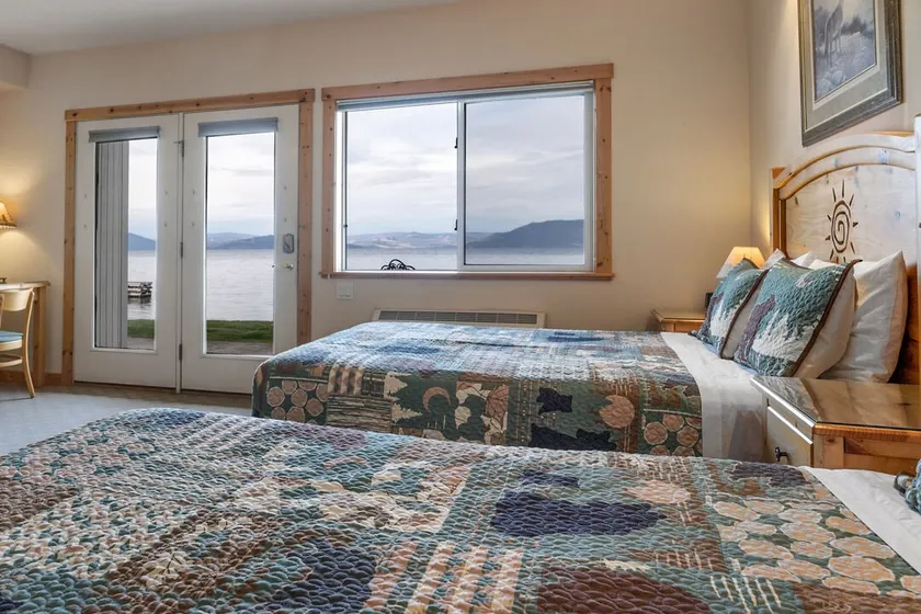 Lakefront Studio with views! - Image 1