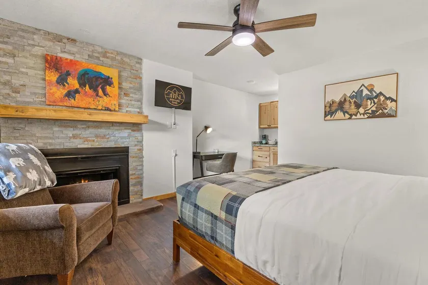 Cabin15 - King bed Hotel Style Unit - Image 1