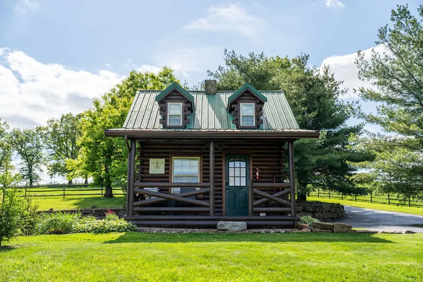 Romantic Amish Country Cabin w/ Hot Tub & Jacuzzi - Image 1
