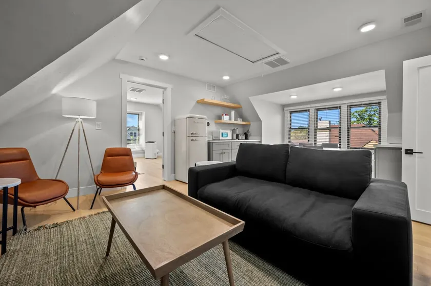 South Broadway Dog-Friendly Loft with Parking - Image 1