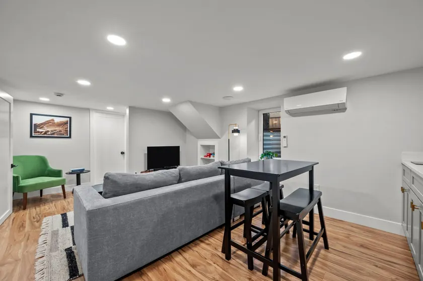 Cozy Dog-Friendly Unit with Parking Near Broadway - Image 1