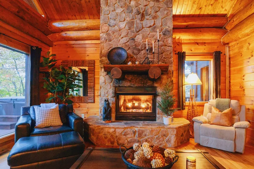 Moonstruck |Hot Tub|Luxurious King Bed & Tub - Image 1