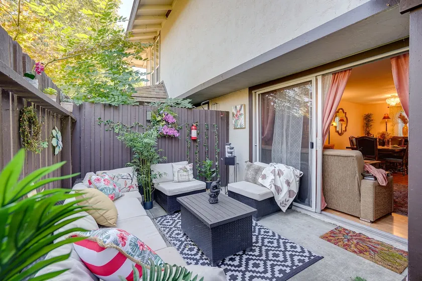 Lovely Concord Townhome Retreat w/ Community Pool! - Image 1