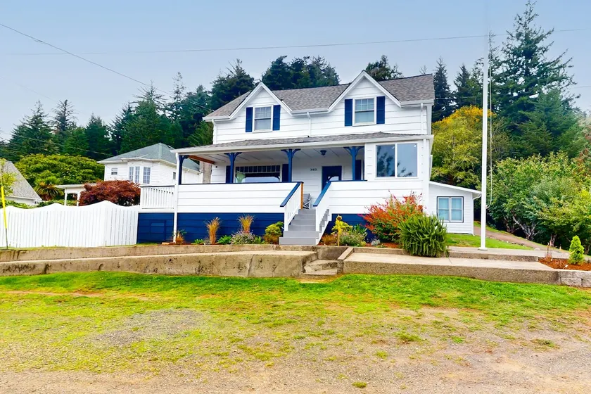 Spacious home with river views, hot tub, covered p - Image 1