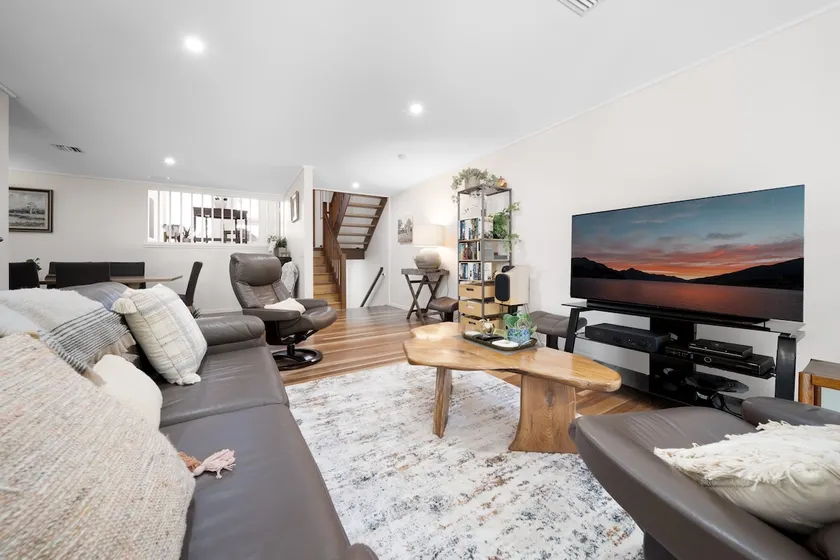Gorgeous 2-Bed Townhouse with Patio, BBQ & Parking - Image 1