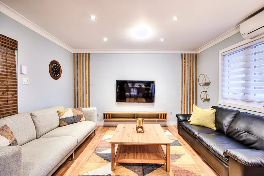 Charming 2BR with Balcony in Montreal - Image 1