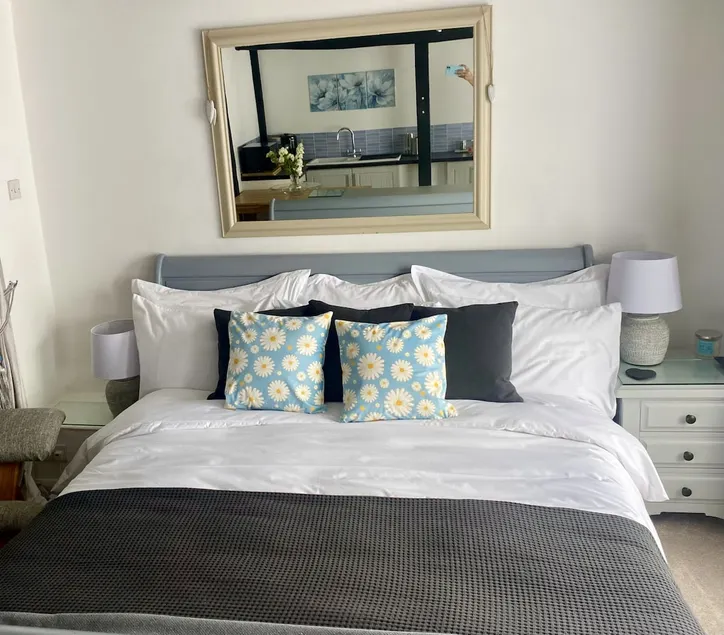 Beautiful, period, super king bed, wood burner - Image 1