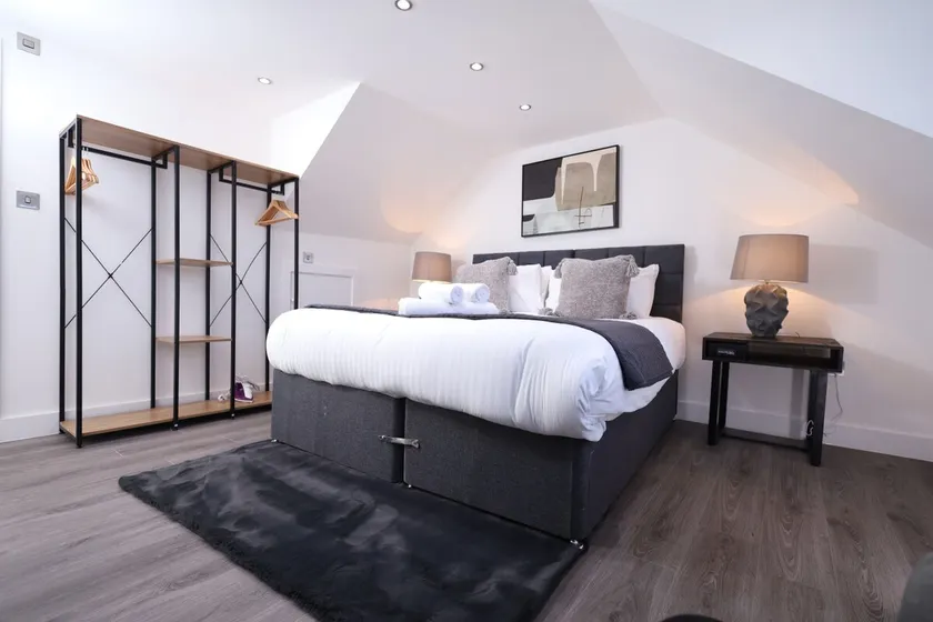 Modern 4-Bed Watford Flat - 20-min to London - Image 1