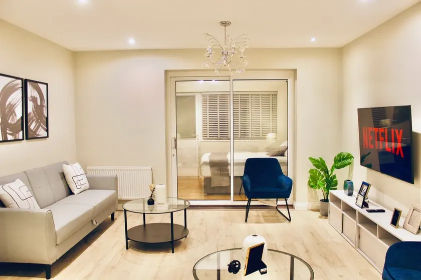A peaceful home with a garden - Image 1