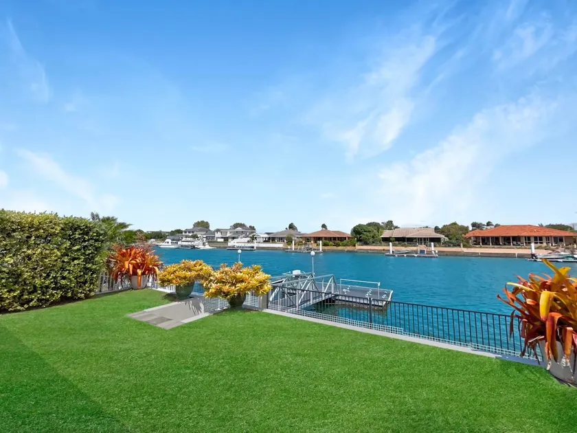 Spacious Holiday Unit on Canal at Banksia Beach - Image 1