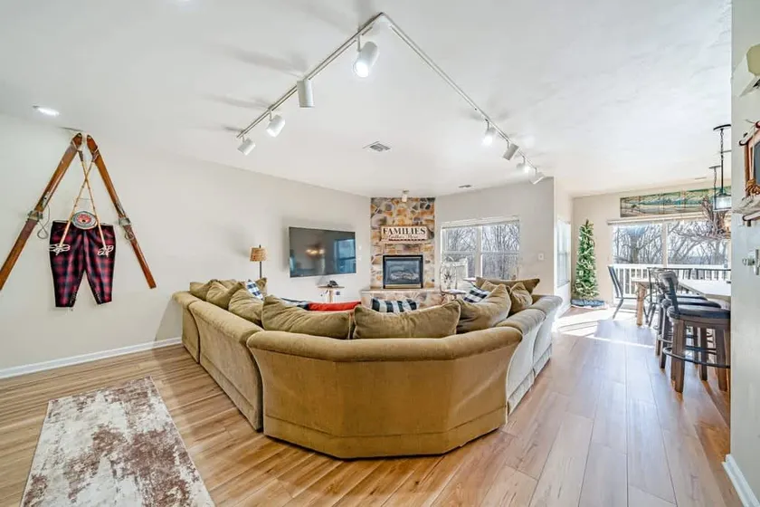 Sleeps 12, 4BR, 8 bed, 4 bath, POOL, FREE Shuttle - Image 1