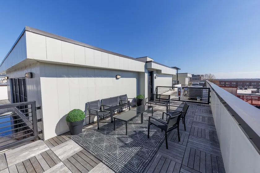 302- Penthouse near Mercedes-Benz w/ rooftop - Image 1
