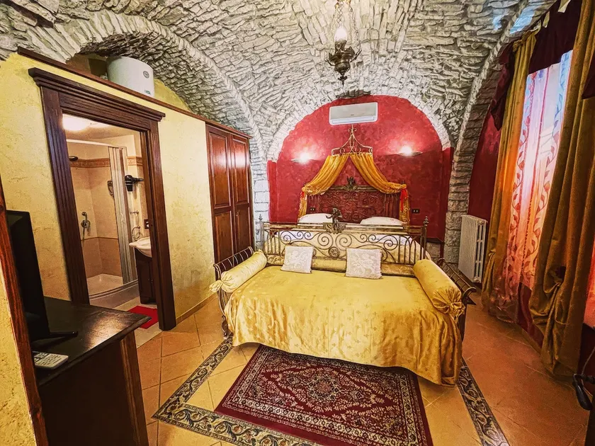 L'Antica Dimora - Crimson Room - Image 1