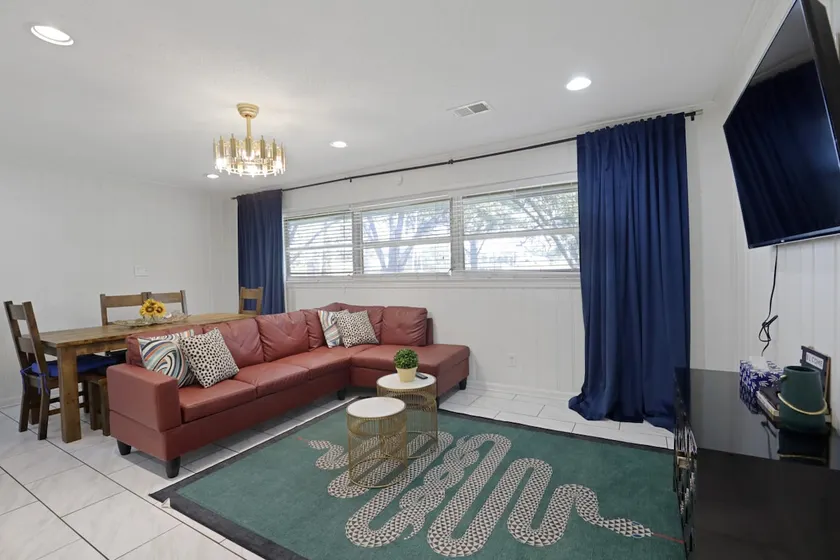 Brand new*Walk to Graceland*Sleeps 10* - Image 1