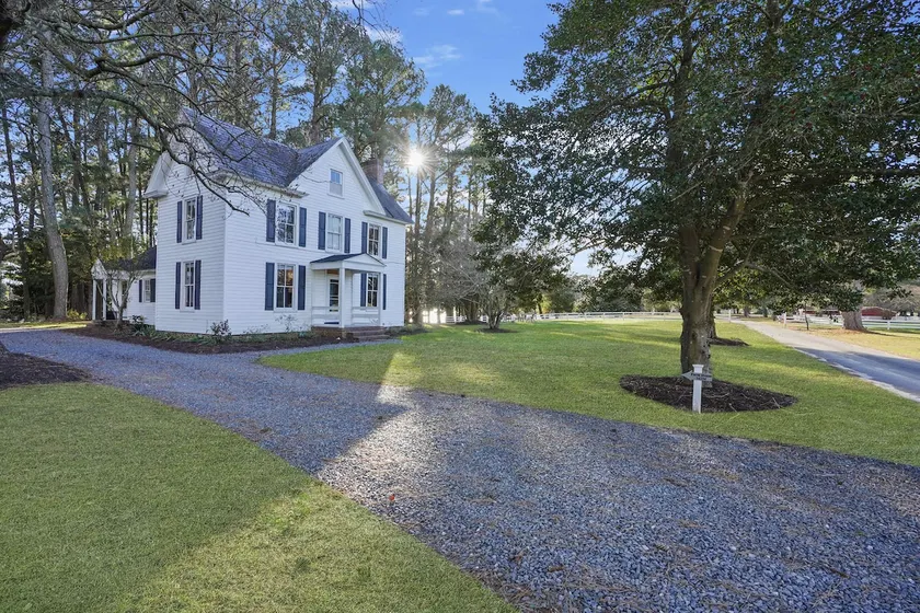 3BR Farmhouse w/ Porch, Fire Pit, Horseshoe Pit - Image 1