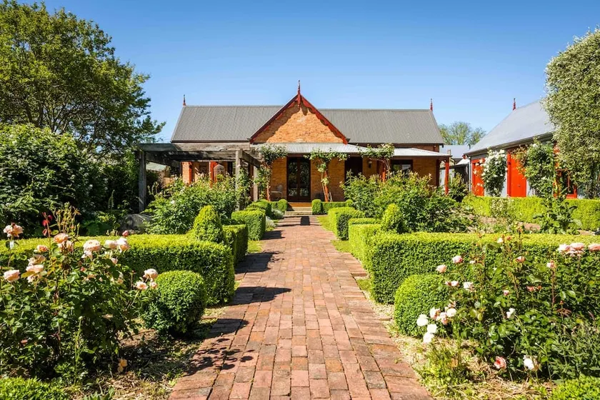 Ms Martinelli’s Central to town, Beautiful Gardens - Image 1
