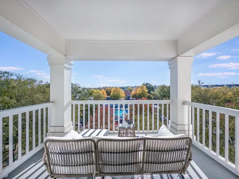 Birkdale Pool-View, Elevator,Shop-Eat-Work-Play - Image 1